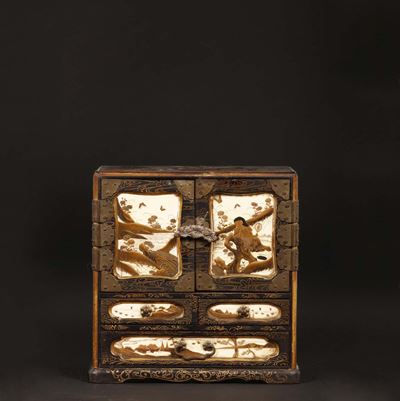 Mobiletto in Legno Laccato con Pannelli Shibayama, Giappone, Inizio XX Secolo