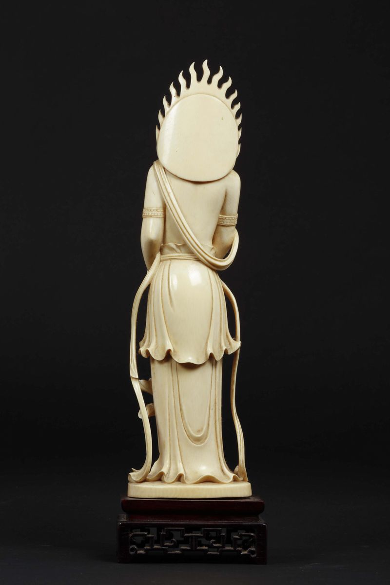 Figura di Guanyin Eretta in Avorio con Aura e Spada, Cina, Inizio XX Secolo