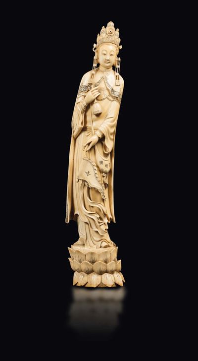 Figura di Guanyin Eretta in Avorio con Campanella e Stendardo con Iscrizioni, Cina, Inizio XX Sec...