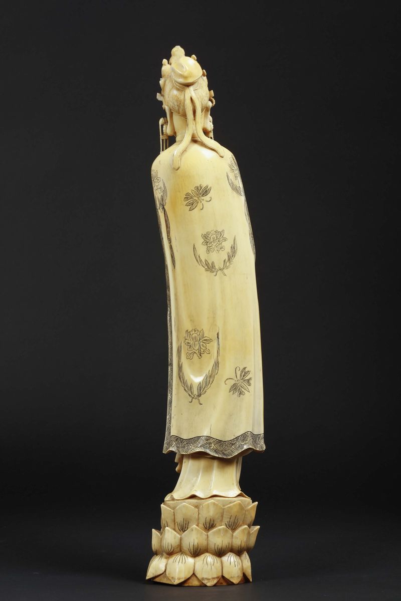 Figura di Guanyin Eretta in Avorio con Campanella e Stendardo con Iscrizioni, Cina, Inizio XX Sec...