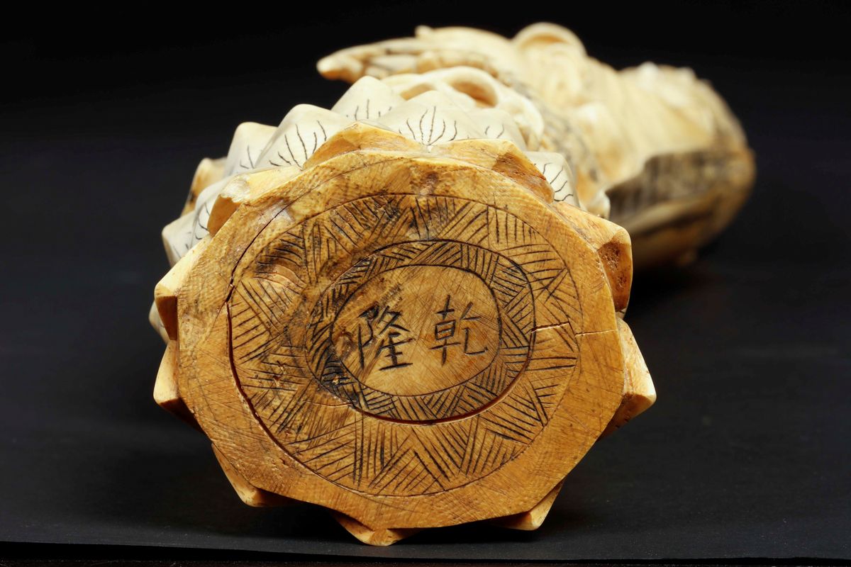 Figura di Guanyin Eretta in Avorio con Campanella e Stendardo con Iscrizioni, Cina, Inizio XX Sec...