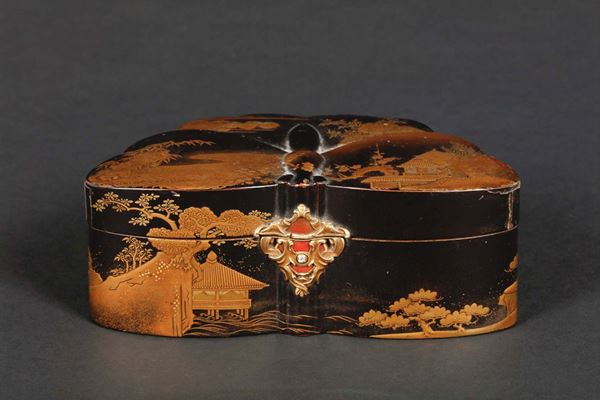 A buttefliy-shaped lacquered wood box with golden details, Japan, early 20th century