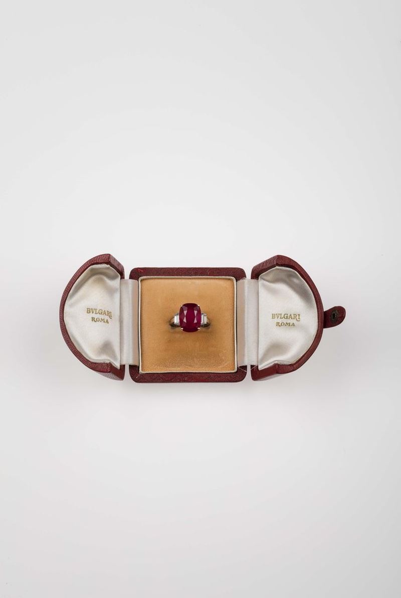 Burmese ruby, diamond and platinum ring. Bulgari  - Auction Fine Jewels - II - Cambi Casa d'Aste