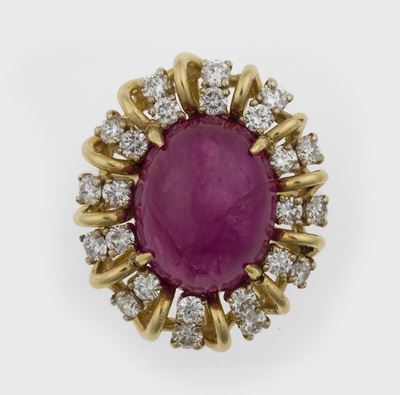 Anello con Rubino Taglio Cabochon di Ct 9,17 e Diamanti