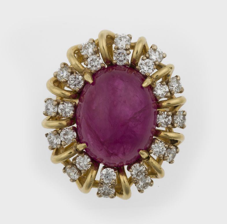 Anello con rubino taglio cabochon di ct 9,17 e diamanti  - Auction Jewels - Timed Auction - Cambi Casa d'Aste