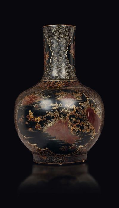 Grande Vaso in Lacca con Decoro Dorato di Pesche e Fanciulli Entro Riserve, Cina, XX Secolo