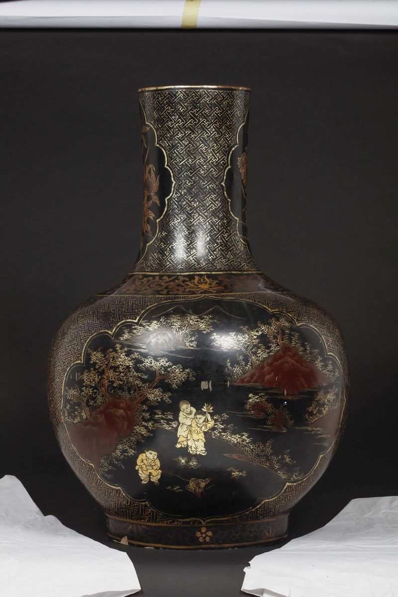 Grande Vaso in Lacca con Decoro Dorato di Pesche e Fanciulli Entro Riserve, Cina, XX Secolo
