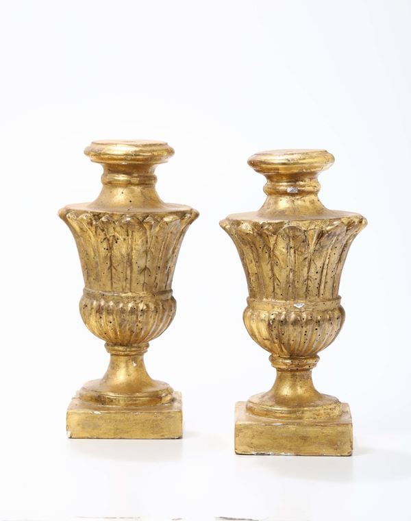 Coppia di vasi porta palme in legno intagliato e dorato, XIX secolo