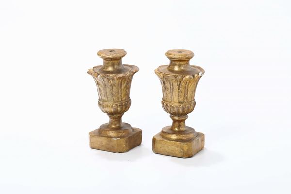 Coppia di vasi porta palme in legno intagliato e dorato, XIX secolo