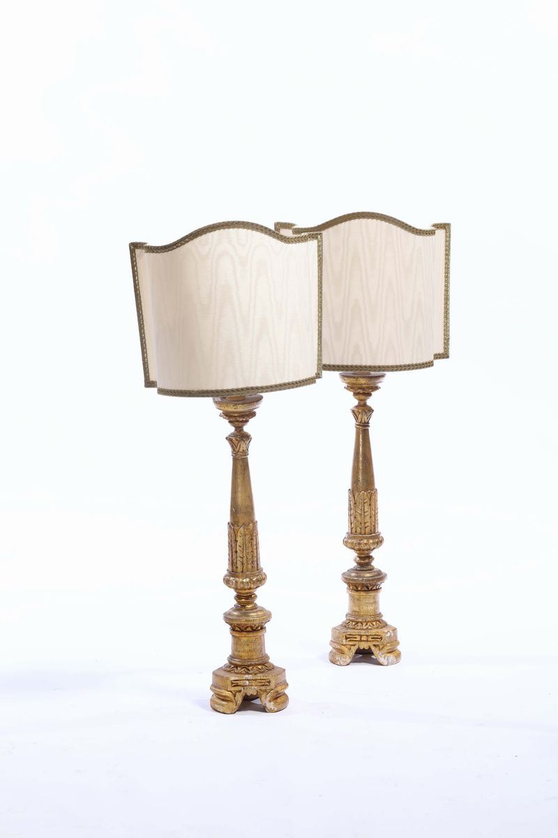 Coppia di candelieri in legno intagliato e dorato, XVIII-XIX secolo  - Asta Asta a Tempo antiquariato - II - Cambi Casa d'Aste