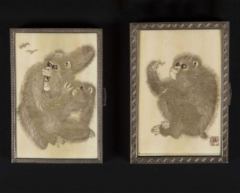 Coppia di scatole portacipria con placche in avorio raffiguranti scimmie, Cina, inizio XX secolo  - Asta Chinese Works of Art - Cambi Casa d'Aste