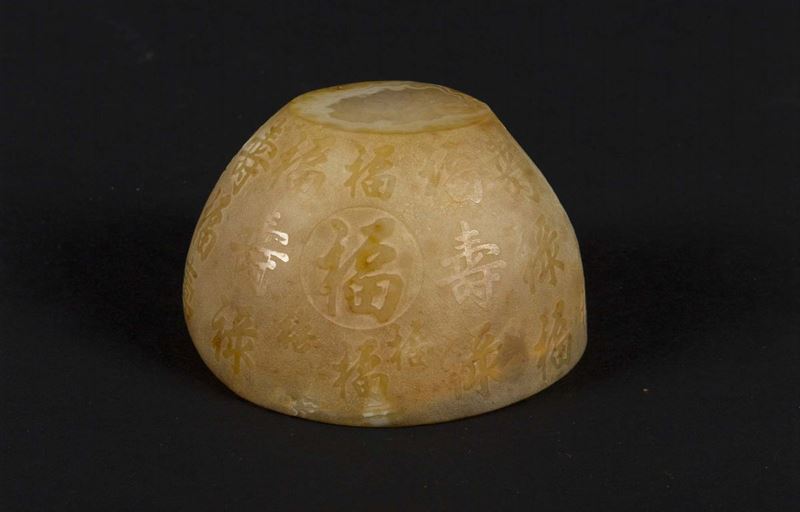 Fermacarte in agata con iscrizioni incise, Cina, XX secolo  - Asta Chinese Works of Art - Cambi Casa d'Aste