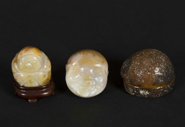 Two carved agate figures and a small box, China, 20th century