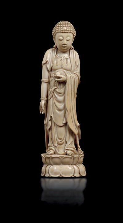 Figura di Buddha con Svastica sul Petto Eretto su Fiore di Loto Scolpito in Avorio, Cina, Dinasti...