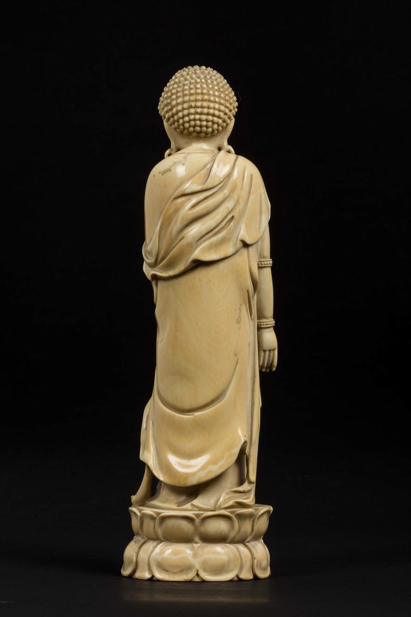 Figura di Buddha con Svastica sul Petto Eretto su Fiore di Loto Scolpito in Avorio, Cina, Dinasti...