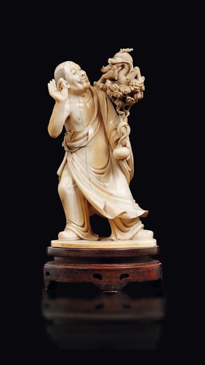 Figura di Saggio con Drago Scolpito in Avorio, Cina, Manifattura di Pechino, Inizio XX Secolo