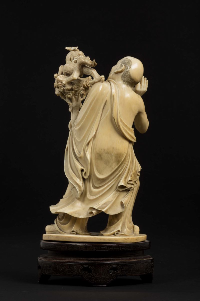 Figura di Saggio con Drago Scolpito in Avorio, Cina, Manifattura di Pechino, Inizio XX Secolo