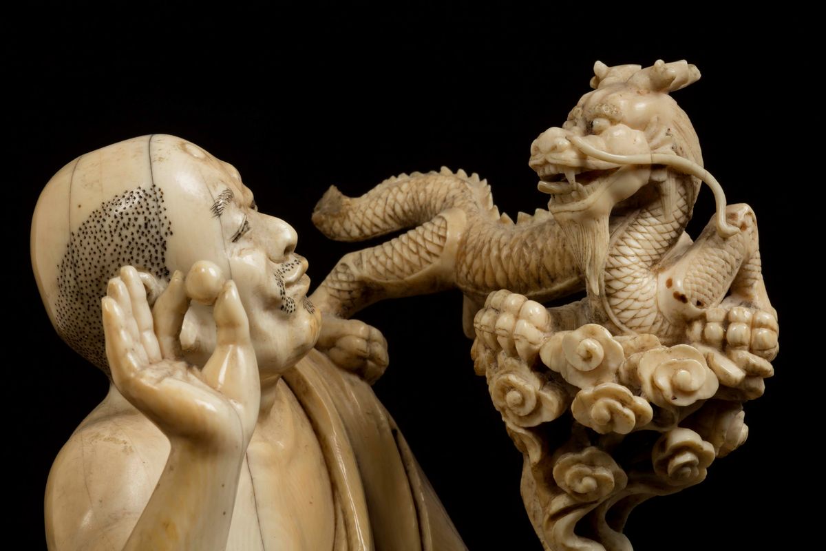 Figura di Saggio con Drago Scolpito in Avorio, Cina, Manifattura di Pechino, Inizio XX Secolo