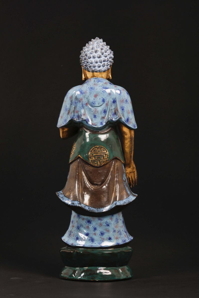 Figura di Buddha Eretto Sopra Fiore di Loto in Porcellana a Smalti Policromi e Oro con Coppetta i...