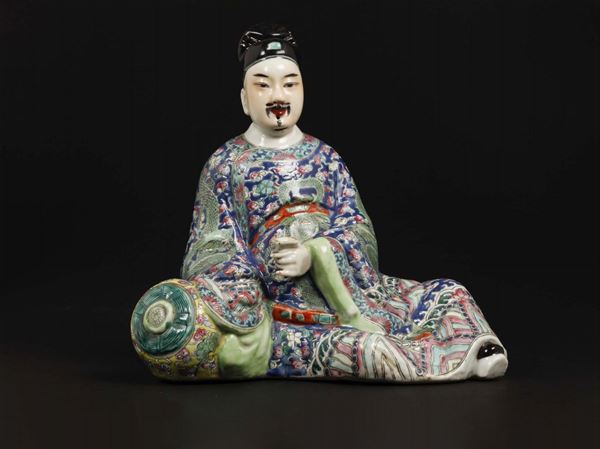 Figura di dignitario seduto in porcellana a smalti policromi con veste decorata con draghi verdi, Cina, inizio XX secolo