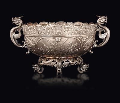 Centrotavola in Argento con Manici e Piedi a Guisa di Draghi e Decoro Naturalistico Sbalzato, Cin...