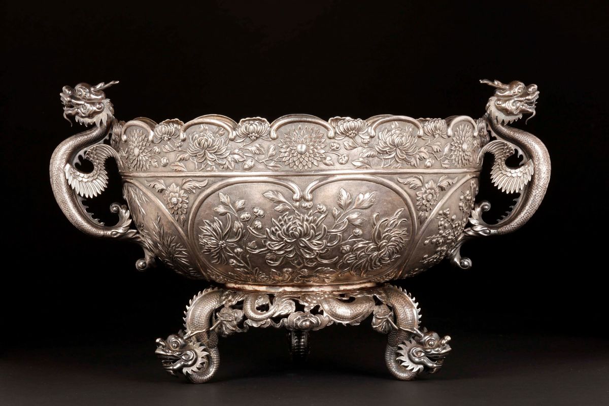 Centrotavola in Argento con Manici e Piedi a Guisa di Draghi e Decoro Naturalistico Sbalzato, Cin...