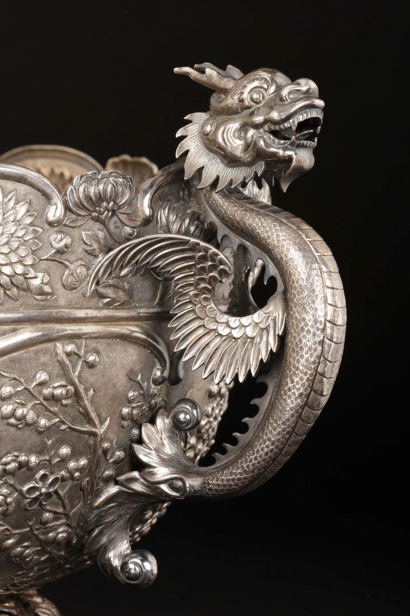 Centrotavola in Argento con Manici e Piedi a Guisa di Draghi e Decoro Naturalistico Sbalzato, Cin...