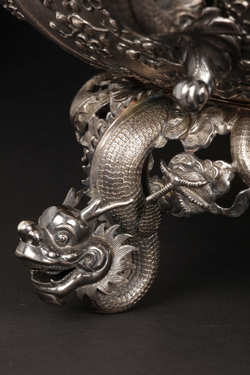 Centrotavola in Argento con Manici e Piedi a Guisa di Draghi e Decoro Naturalistico Sbalzato, Cin...