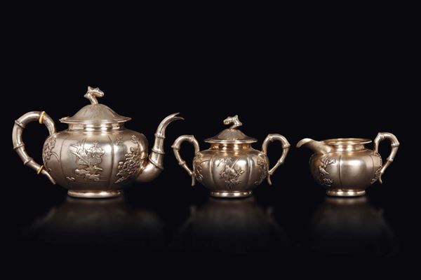 Servizio da thè in argento composto da teiera, zuccheriera e lattiera con profili a guisa di bamboo, Cina, XX secolo