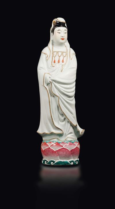 Figura di Guanyin con Velo Eretta su Fiore di Loto in Porcellana a Smalti Policromi, Cina, Dinast...