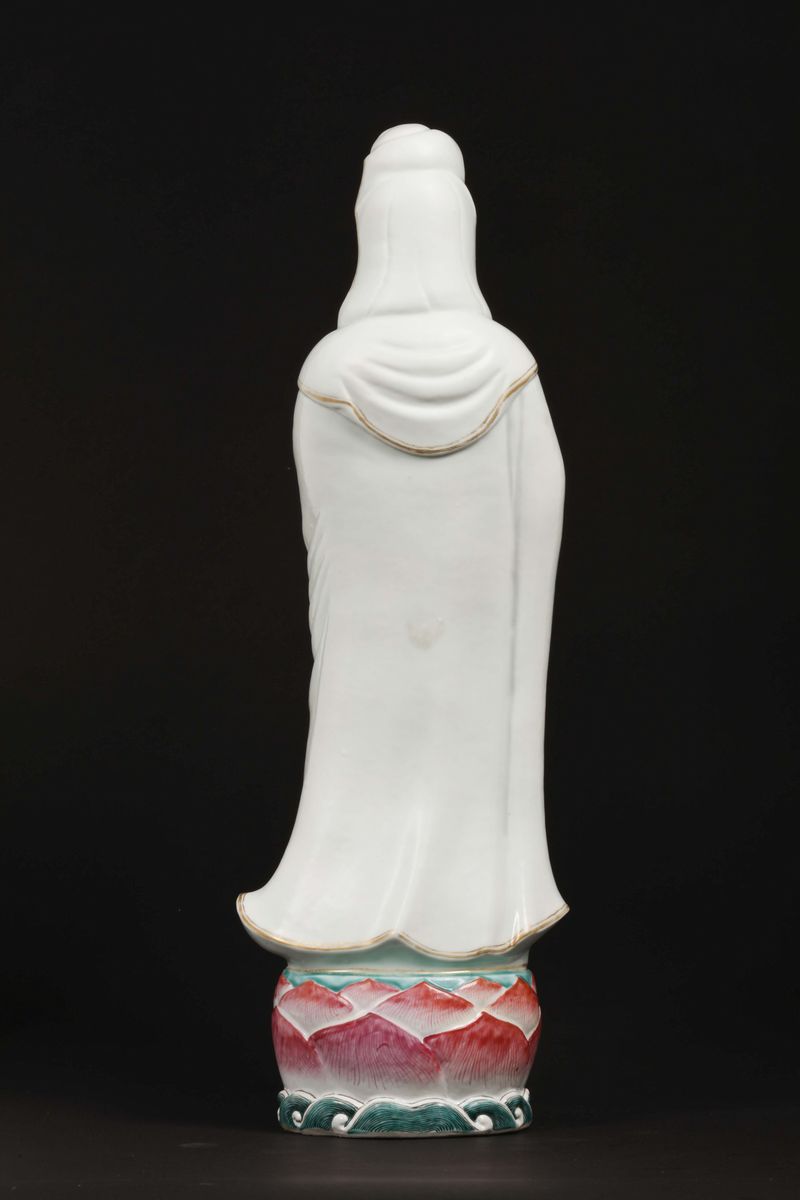 Figura di Guanyin con Velo Eretta su Fiore di Loto in Porcellana a Smalti Policromi, Cina, Dinast...