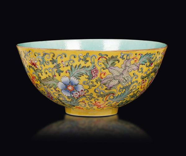 Ciotola in porcellana a fondo giallo con decoro floreale, Cina, Repubblica, XX secolo