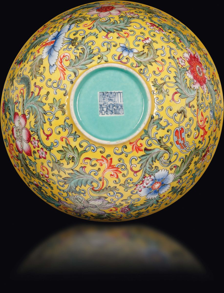 Ciotola in Porcellana a Fondo Giallo con Decoro Floreale, Cina, Repubblica, XX Secolo
