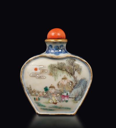 Snuff Bottle in Porcellana a Smalti Policromi con Immagini di Fanciulli che Giocano e Attendenti,...