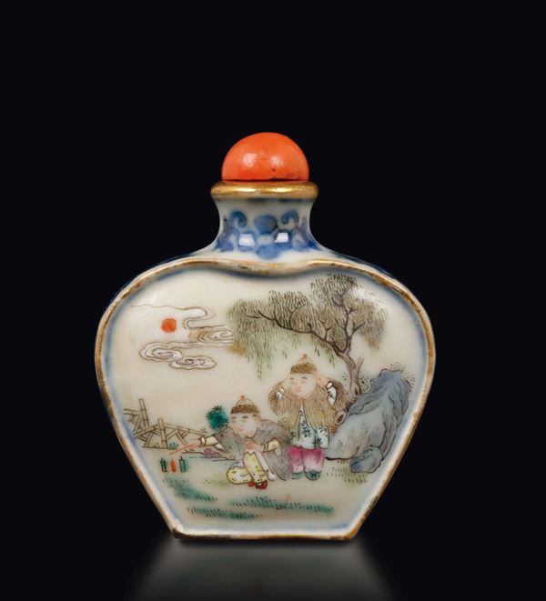 Snuff bottle in porcellana a smalti policromi con immagini di fanciulli che giocano e attendenti, Cina, Dinastia Qing, XIX secolo