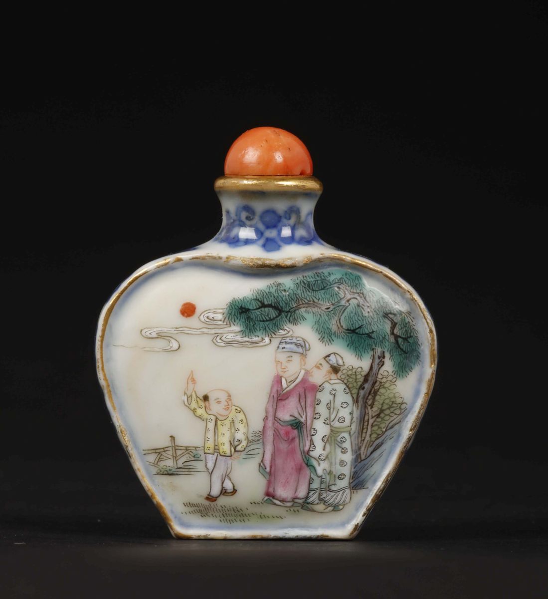 Snuff Bottle in Porcellana a Smalti Policromi con Immagini di Fanciulli che Giocano e Attendenti,...