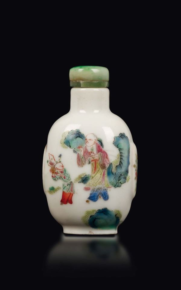 Snuff bottle in porcellana a smalti policromi con saggi e fanciulli, Cina, Dinastia Qing, XIX secolo