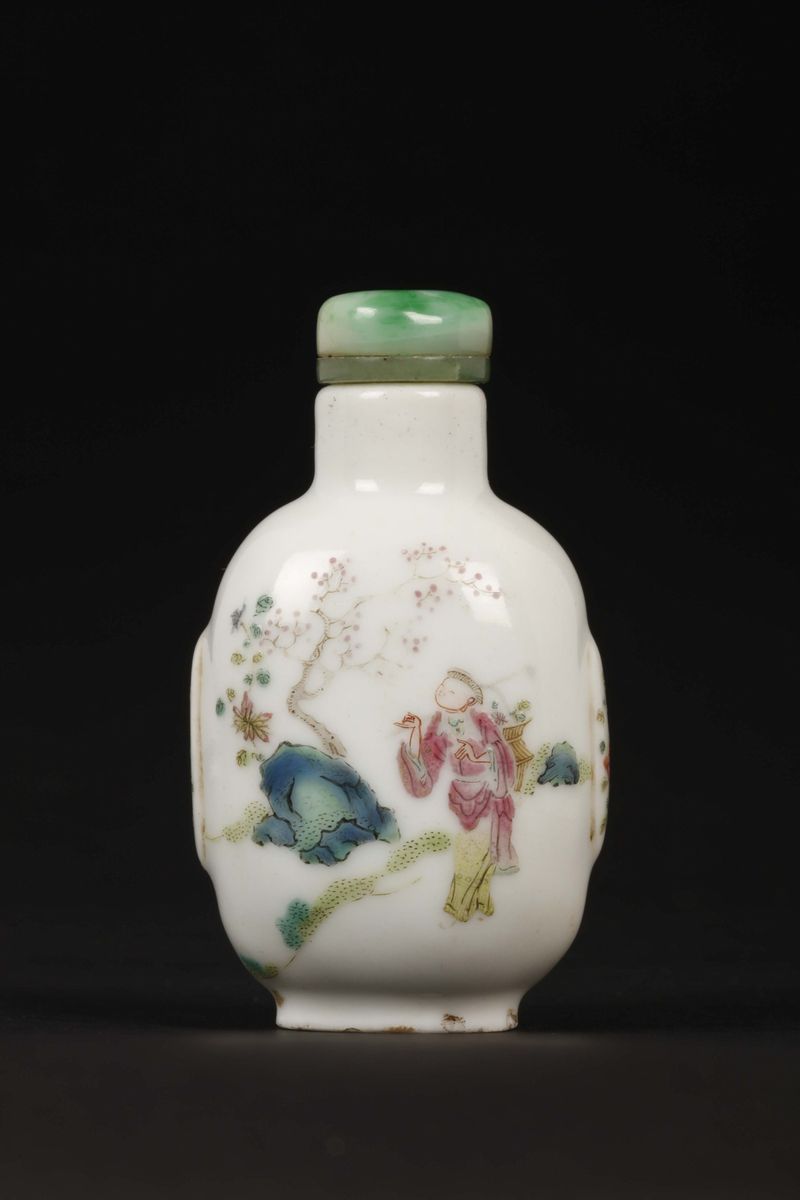 Snuff Bottle in Porcellana a Smalti Policromi con Saggi e Fanciulli, Cina, Dinastia Qing, XIX Sec...