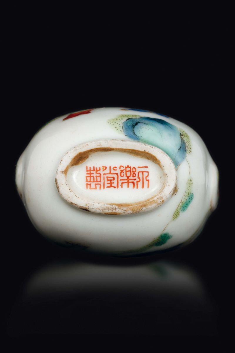Snuff Bottle in Porcellana a Smalti Policromi con Saggi e Fanciulli, Cina, Dinastia Qing, XIX Sec...