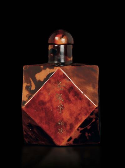 Snuff Bottle in Tartaruga Poliedrica con Iscrizioni, Cina, Dinastia Qing, Marchio e del Periodo G...