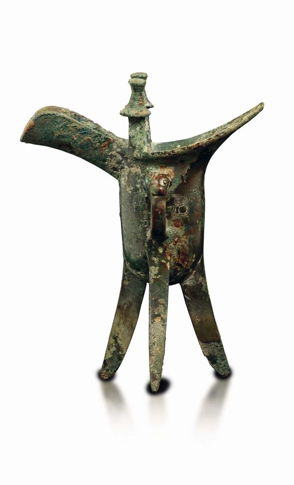 Coppa da libagione rituale tripode in bronzo con decoro geometrico, Cina, Dinastia Shang (1750-1028 a.C.)
