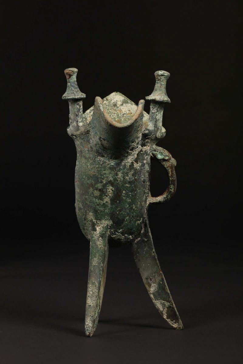 Coppa da Libagione Rituale Tripode in Bronzo con Decoro Geometrico, Cina, Dinastia Shang (1750-10...