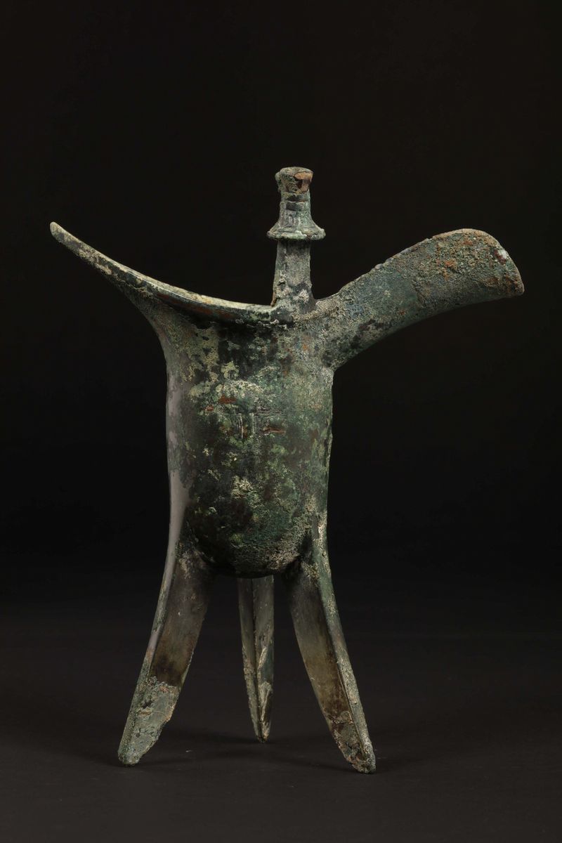 Coppa da Libagione Rituale Tripode in Bronzo con Decoro Geometrico, Cina, Dinastia Shang (1750-10...