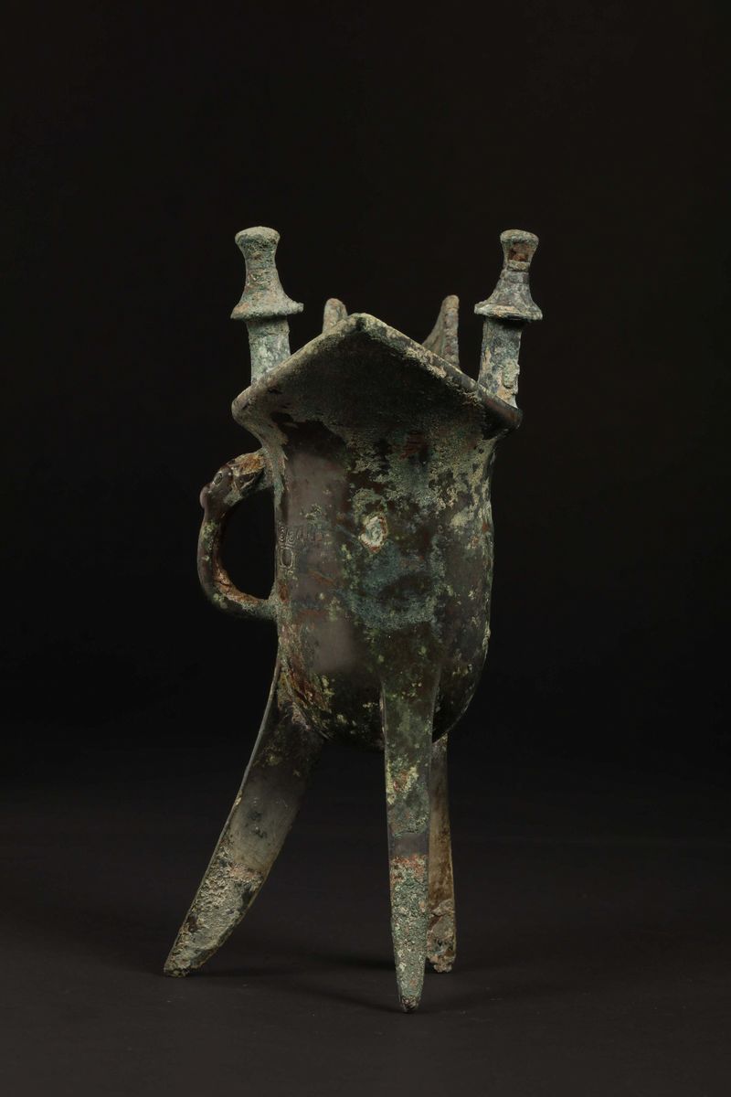 Coppa da Libagione Rituale Tripode in Bronzo con Decoro Geometrico, Cina, Dinastia Shang (1750-10...