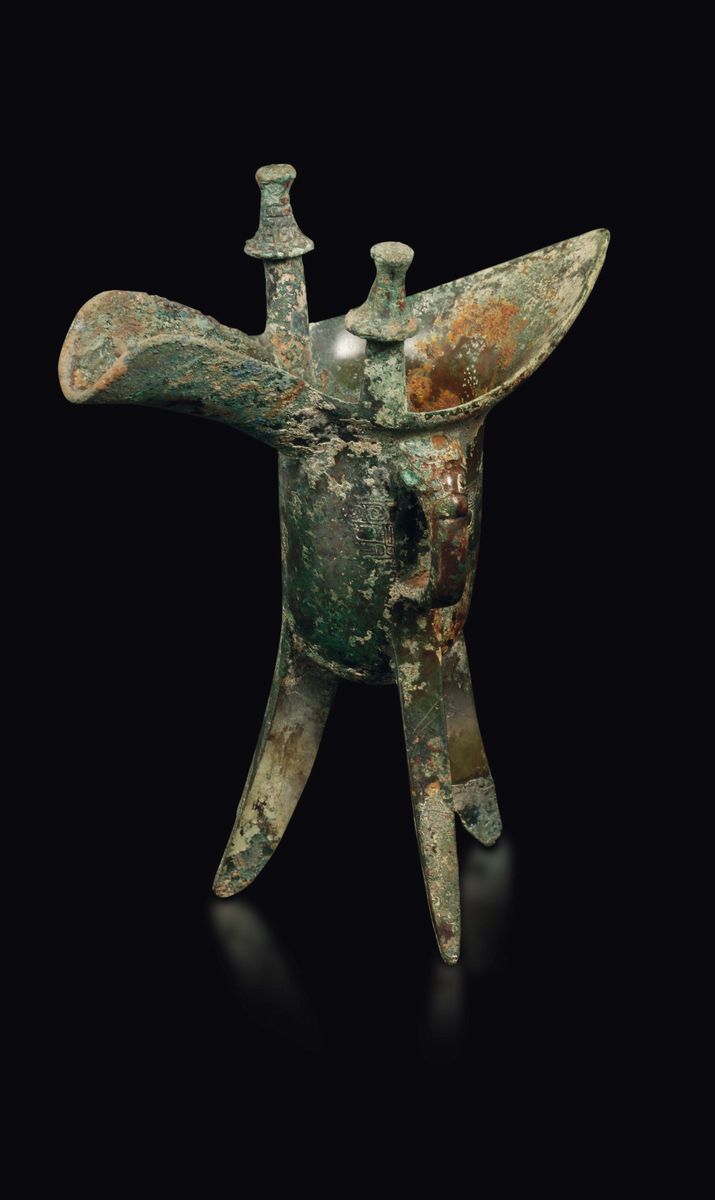 Coppa da Libagione Rituale Tripode in Bronzo con Decoro Geometrico, Cina, Dinastia Shang (1750-10...
