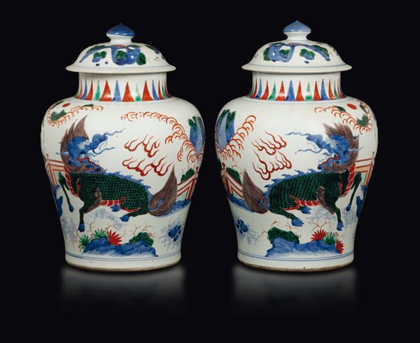 Coppia di potiches con coperchio in porcellana a smalti policromi con immagini di animali fantastici, Cina, Dinastia Qing, XIX secolo