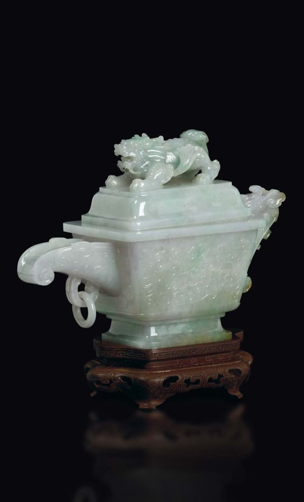 Versatoio in giadeite con decoro stilizzato d'ispirazione arcaica e coperchio sormontato da cane di Pho, Cina, inizio XX secolo