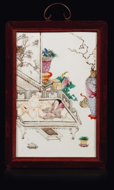 Coppia di Placche in Porcellana a Smalti Policromi con Scene Erotiche, Cina, Inizio XX Secolo