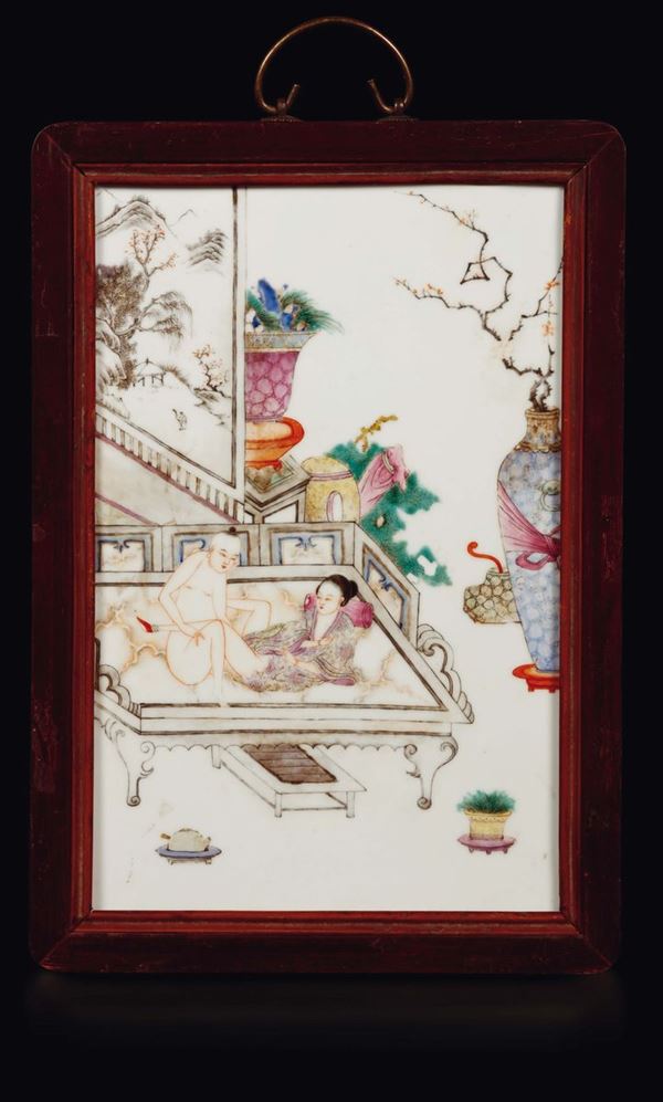 Coppia di placche in porcellana a smalti policromi con scene erotiche, Cina, inizio XX secolo