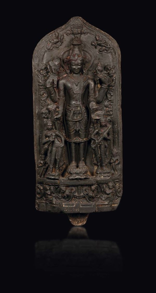 Scultura in pietra raffigurante divinità eretta sopra fiore di loto, India, periodo Pala, XII/XIII secolo
